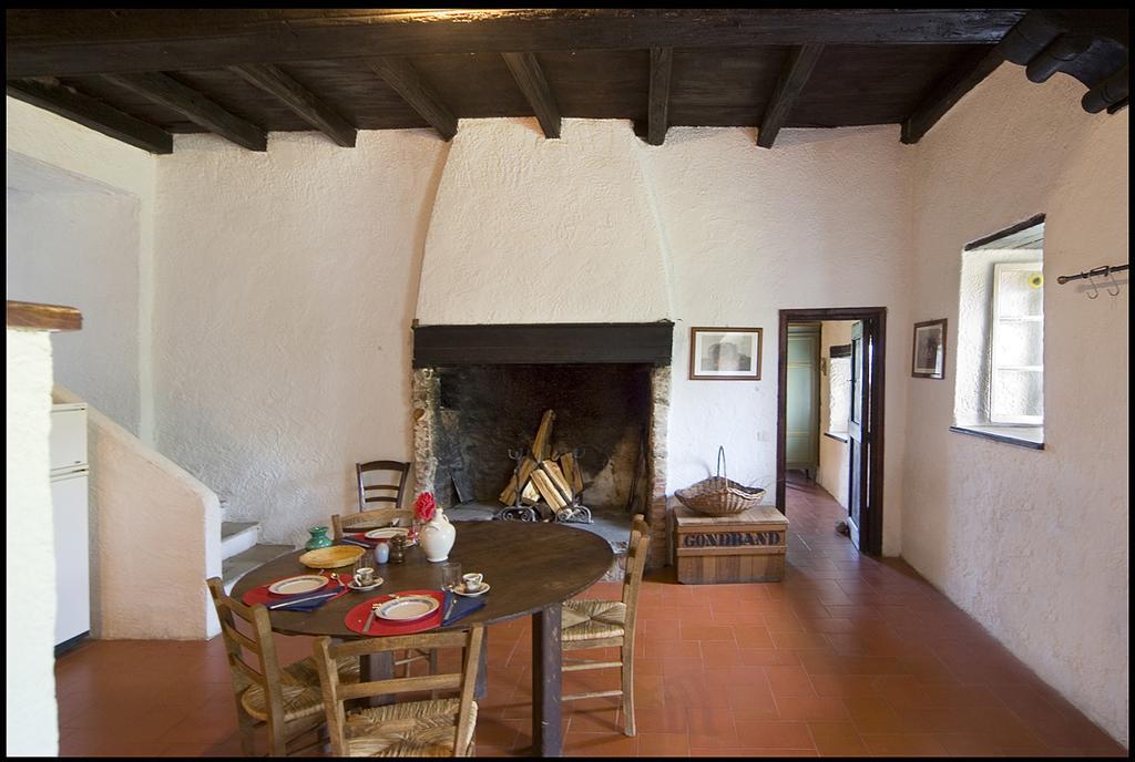 Agriturismo Famiglia Al Castello Di Bagnolo Bagnolo Piemonte Værelse billede